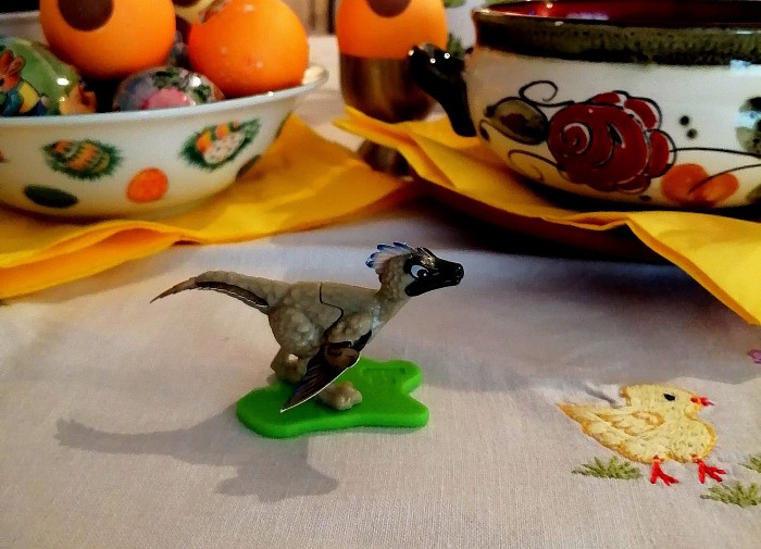 Zu Ostern 2023 kam ein kleiner Velociraptor bei mir aus dem Überraschungsei geschlüpft 🥚🍫🦖