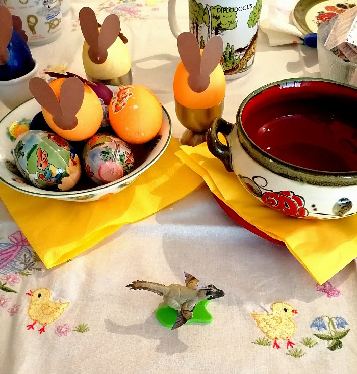 .... Der Velociraptor hatte sofort Hunger auf Ostereier und Küken 😅🥚🥚🥚🥚🐰🐥🐥