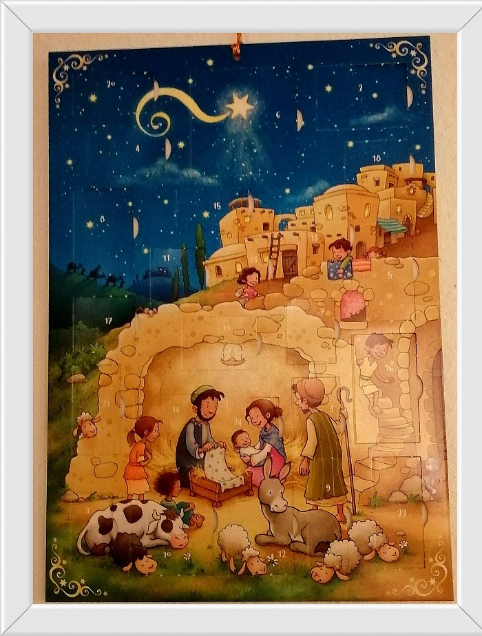 Maria  und  Josef mit dem Jesus-Kind  vor dem hohen Besuch der Drei Weisen. Der Stern steht überm Stall und weist den Weg.  🌟   ( Foto eines eigenen Adventskalenders....)